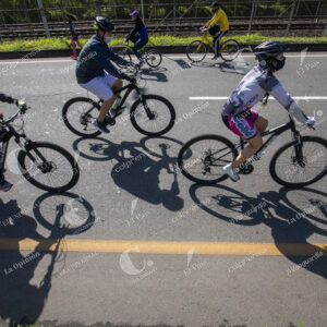 Ciclovía en la autopista de Medellín